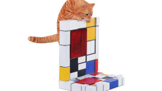 壁をよじ登る猫 A